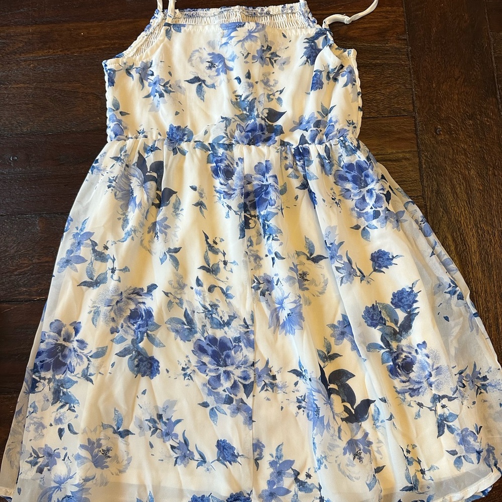 Charming Blue Floral Dress with White Cardigan - Picture 2 of 2